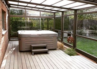 Vue intérieure d'une véranda rétractable pour jacuzzi