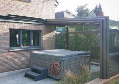 Jacuzzi abrité sous une véranda rétractable Verandair (Namur)