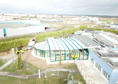 Vue haute et de profil d'une gigantesque véranda rétractable Verandair