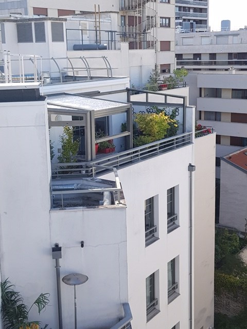 Un abri de terrasse sur les toits de Paris