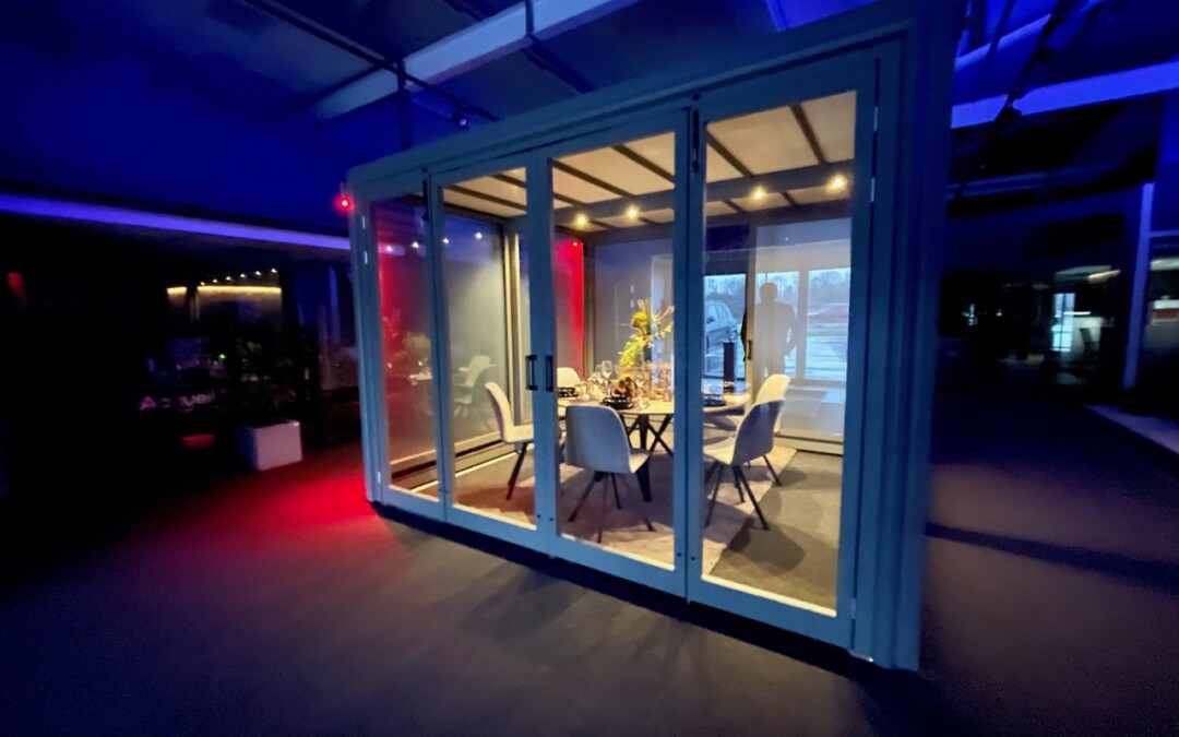 Retractable microverandas for the hospitality sector