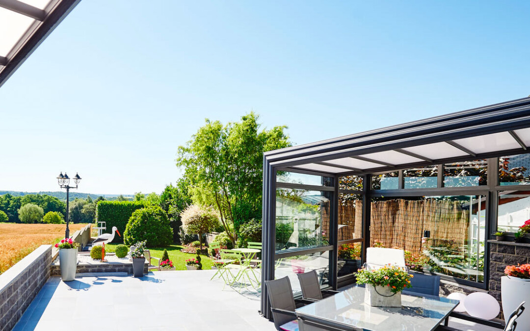 Choisir entre une véranda rétractable et une pergola bioclimatique pour la terrasse de votre restaurant