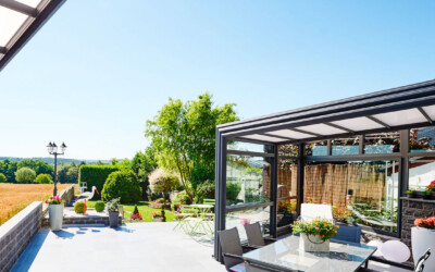 Choisir entre une véranda rétractable et une pergola bioclimatique pour la terrasse de votre restaurant