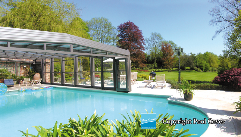 Abri de piscine amovible haut avec une grande pisicne et un grand jardin au fond