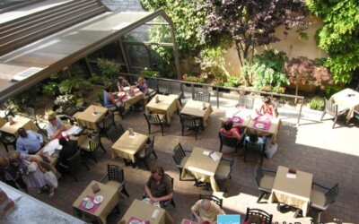 Optimisez votre terrasse professionnelle avec la véranda à toit ouvrant!