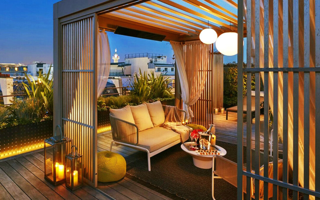 modèle d'une pergola bioclimatique qui est posée sur la terrasse du toit d'une maison et qui fait office de salon de détente