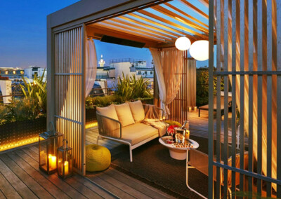 modèle d'une pergola bioclimatique qui est posée sur une terrasse
