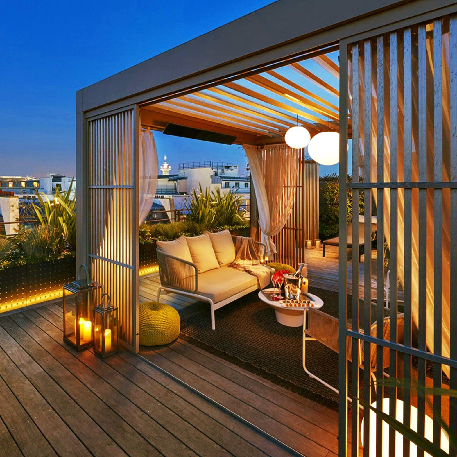 modèle d'une pergola bioclimatique qui est posée sur la terrasse du toit d'une maison et qui fait office de salon de détente