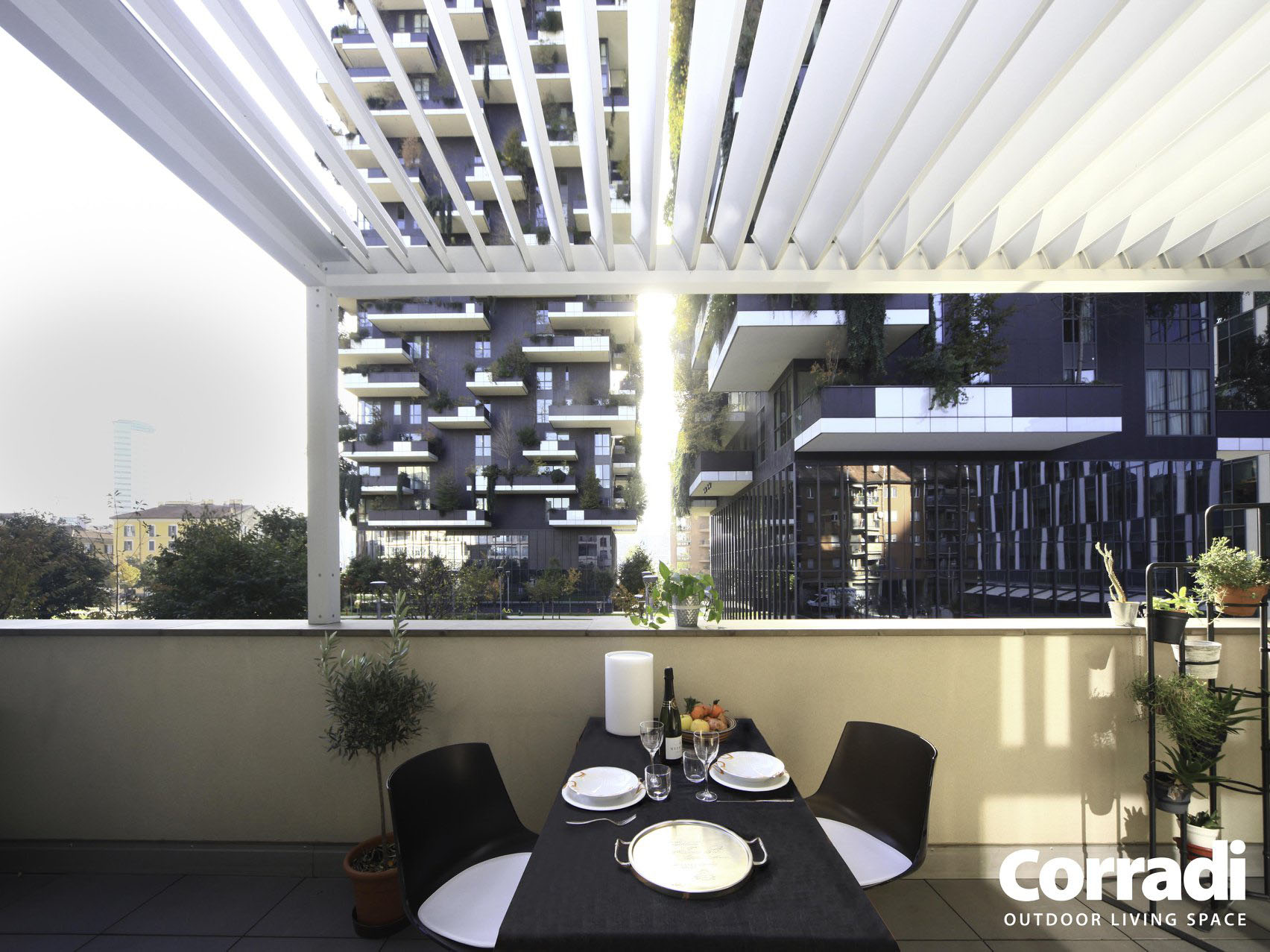 Pergola bioclimatique blanche couvre la terrasse extérieure d'un balcon moderne