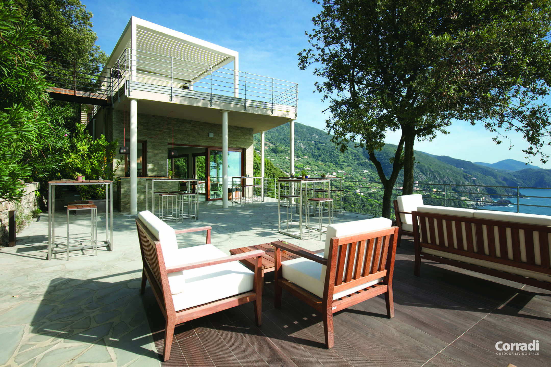Pergola bioclimatique pour une terrasse surélevée qui offre une vue sur le lac et la vallée
