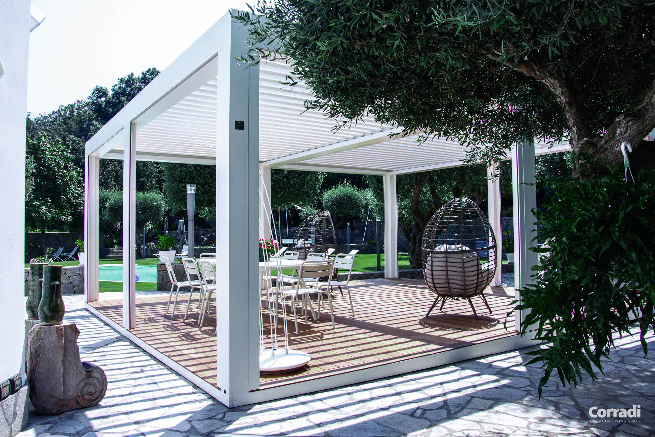 Pergola blanche avec terrasse à côté de la piscine extérieure