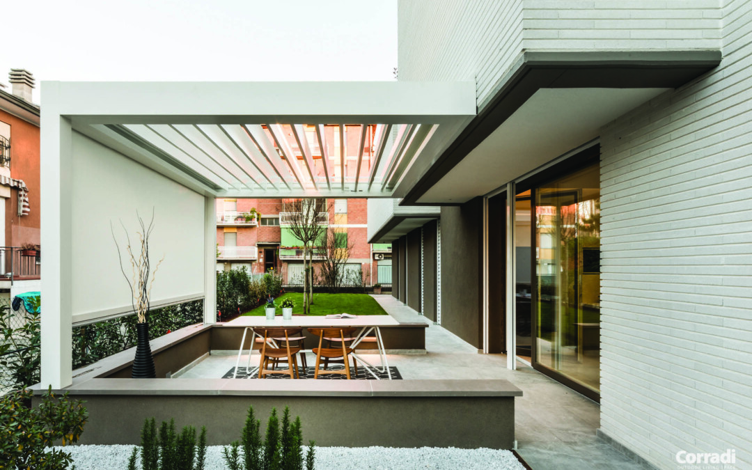 Pergola bioclimatique Corradi adossée à un bâtiment blanc