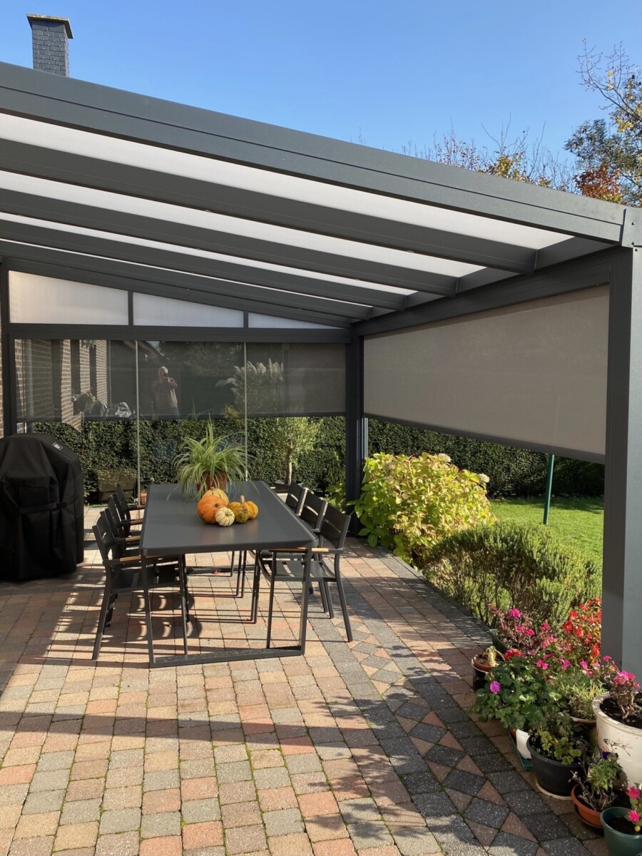 Pergola avec une baie coulissante et un écran de protection