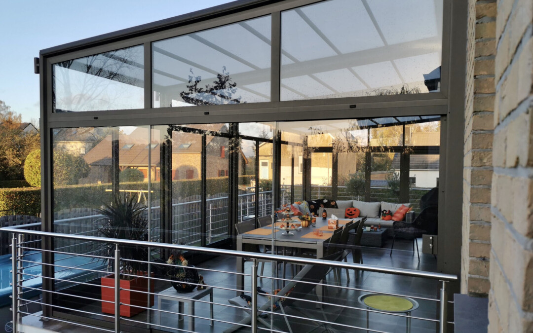 Pergola bioclimatique entièrement vitrée, salle à manger décorée en orange et brun