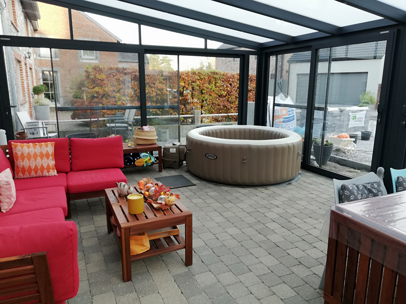 Enclosed pergola with jacuzzi