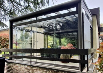 pergola avec des baies vitrees