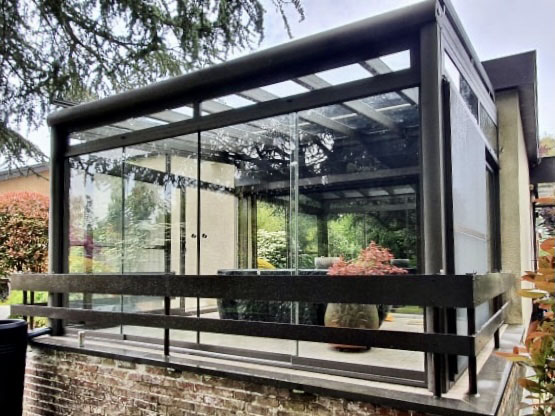 veranda rétractable avec des baies vitrees pour creer un espace salle a manger Verandair