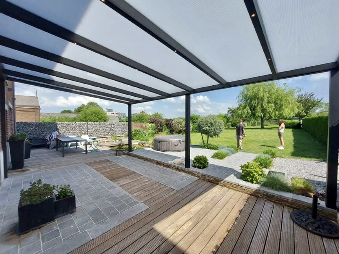 Pergola grand espace avec jaccuzzi, marre, table, grand jardin