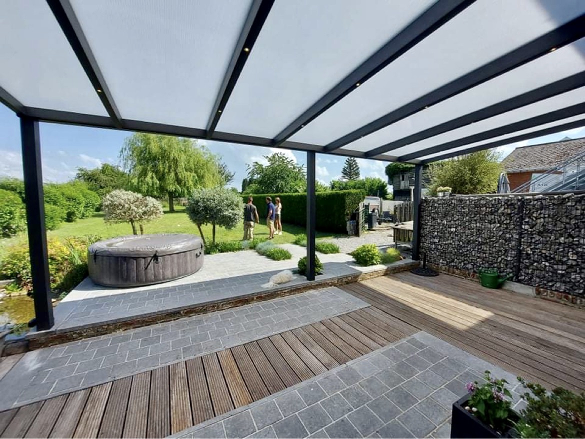 Grande pergola devant un jaccuzzi et un grand jardin