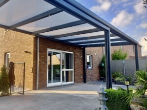 Pergola avec des lampes intégrées dans la toiture, adossée à un mur en briques