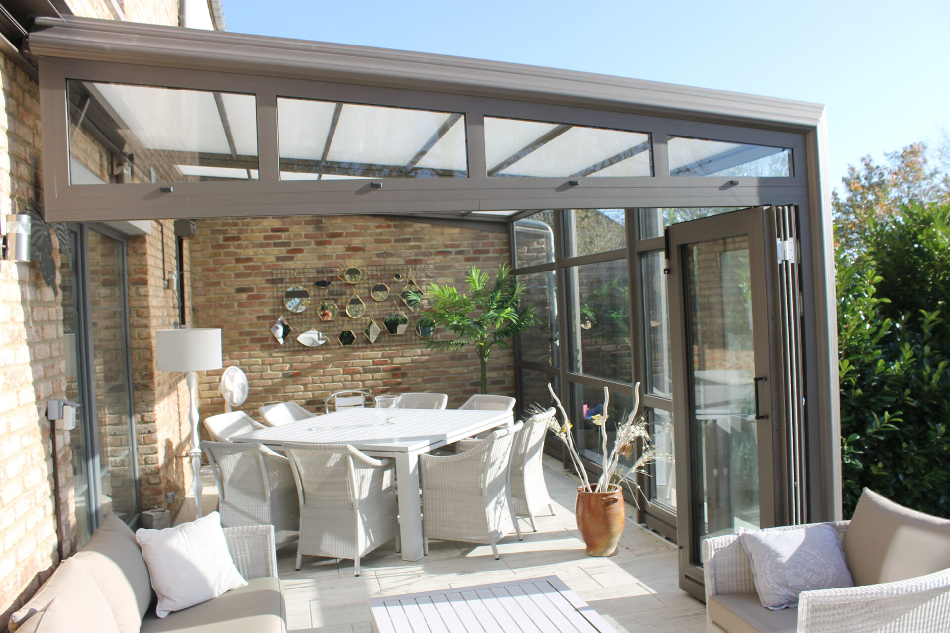 modèle d'une pergola bioclimatique qui est posée sur la terrasse du toit d'une maison et qui fait office de salon de détente