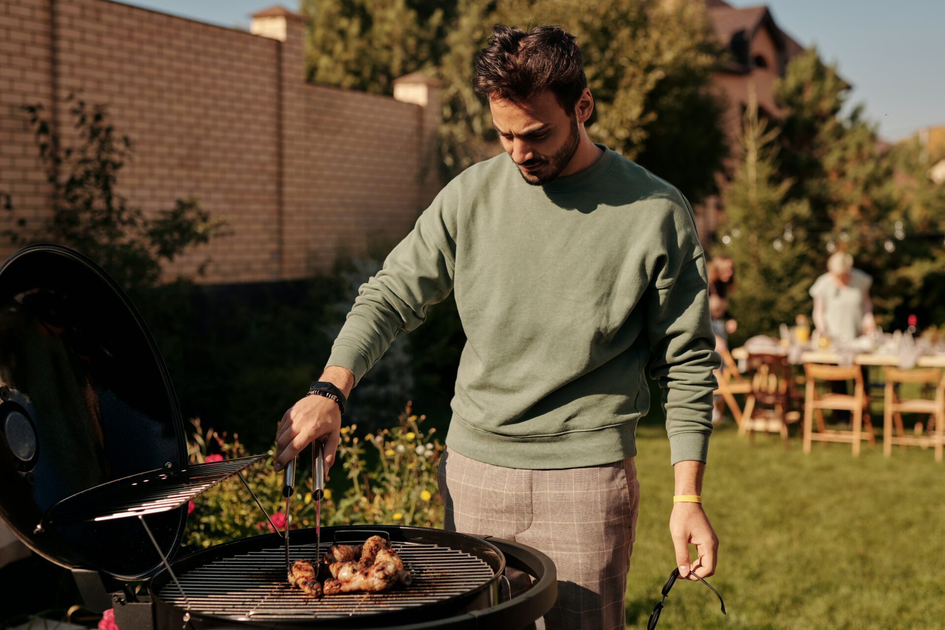 barbecue entre amis, à l'abri grâce à une pergola