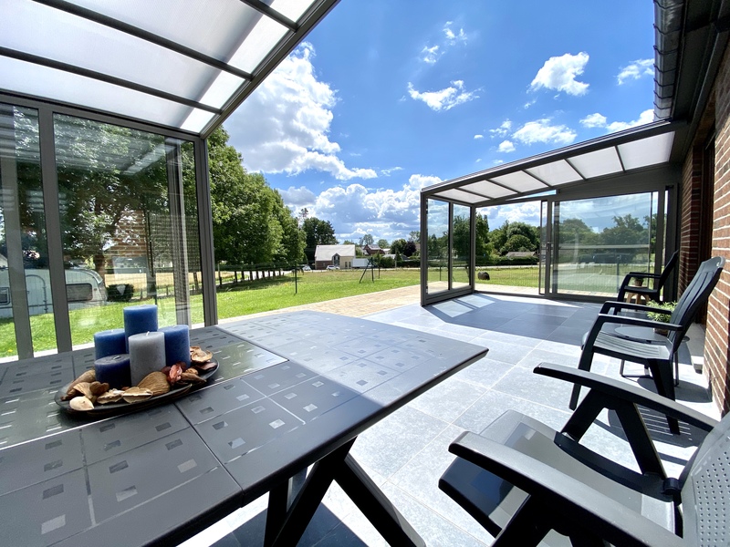 Abri de terrasse pour la maison avec salle a manger noire Verandair