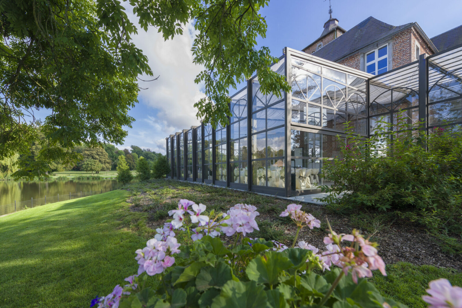 veranda retractable a l'arriere d'une belle batisse avec vue sur jardin Verandair