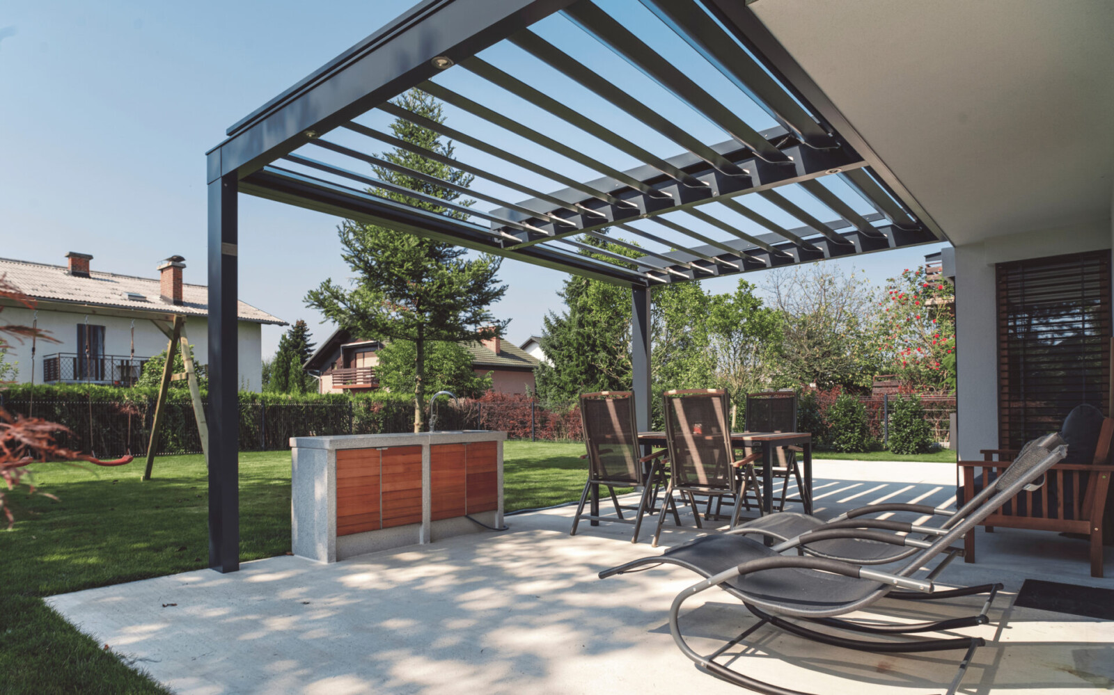 bioclimatic pergola with adjustable aluminium slats, protecting a terrace