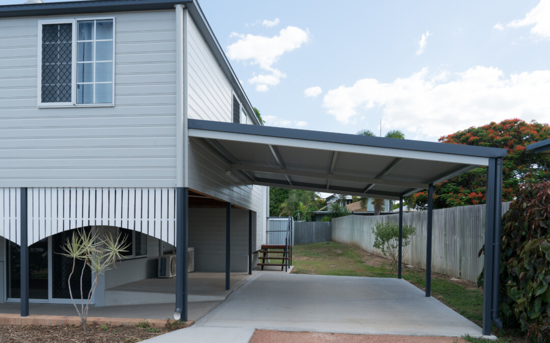 Carport adossé à une maison blanche