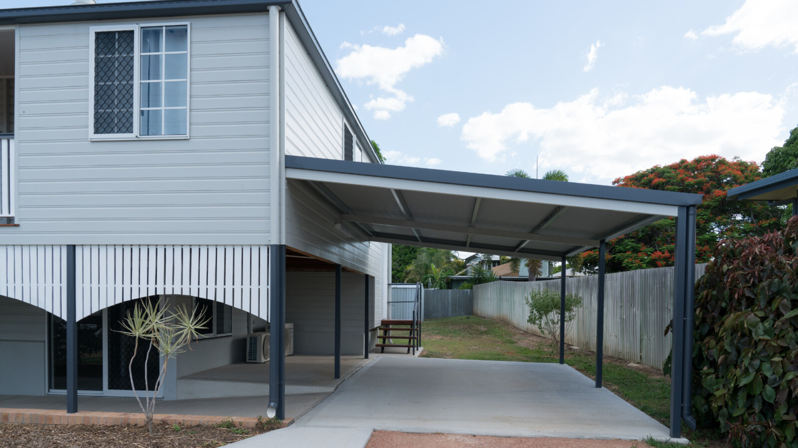 Carport adossé à une maison.