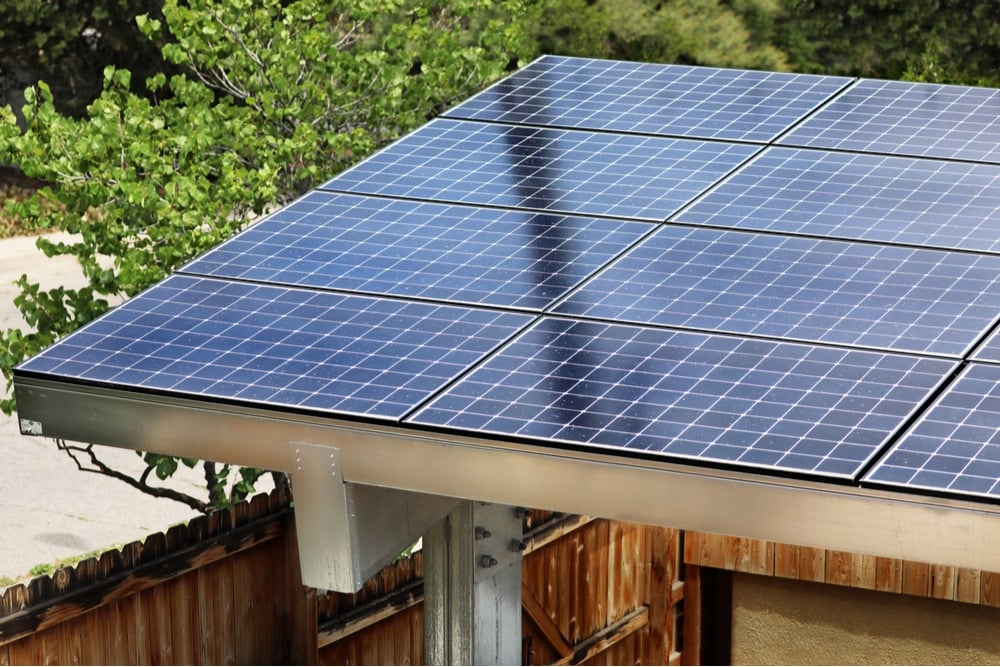 Pergola avec des panneaux solaires sur le toit