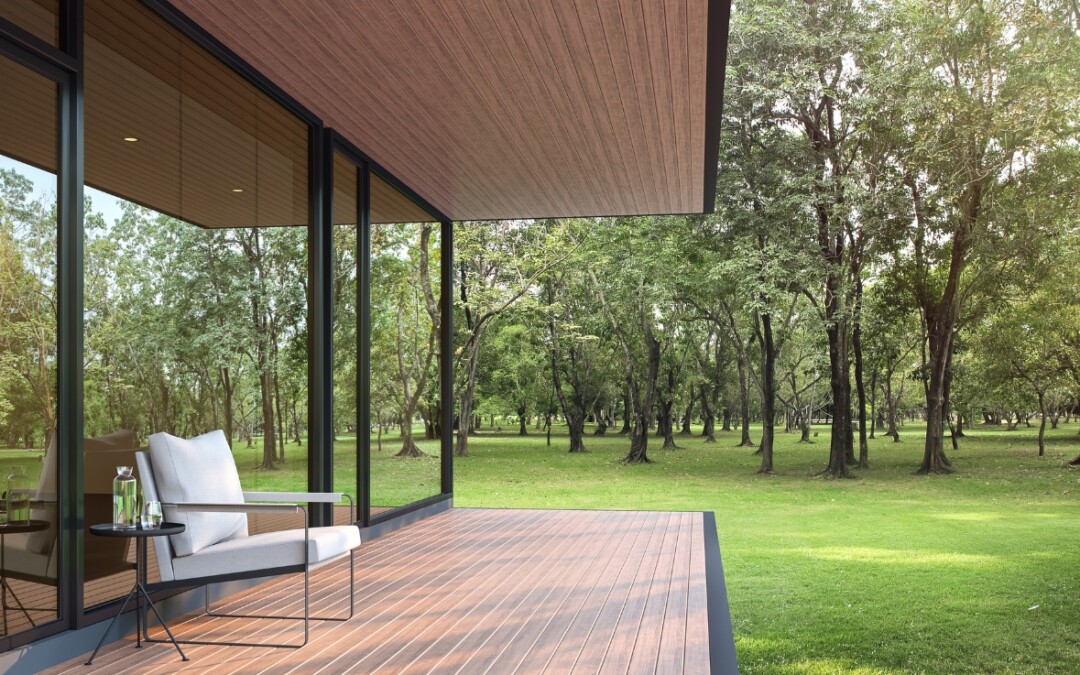 Auvent de terrasse en lattes en bois, avec vue sur le jardin et les arbres
