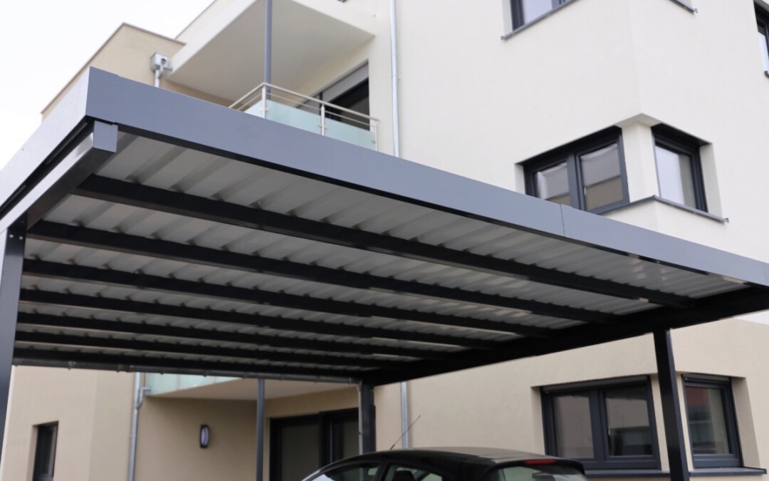 Carport en aluminium à l'extérieur d'un immeuble