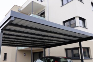 Carport en aluminium à l'extérieur d'un immeuble