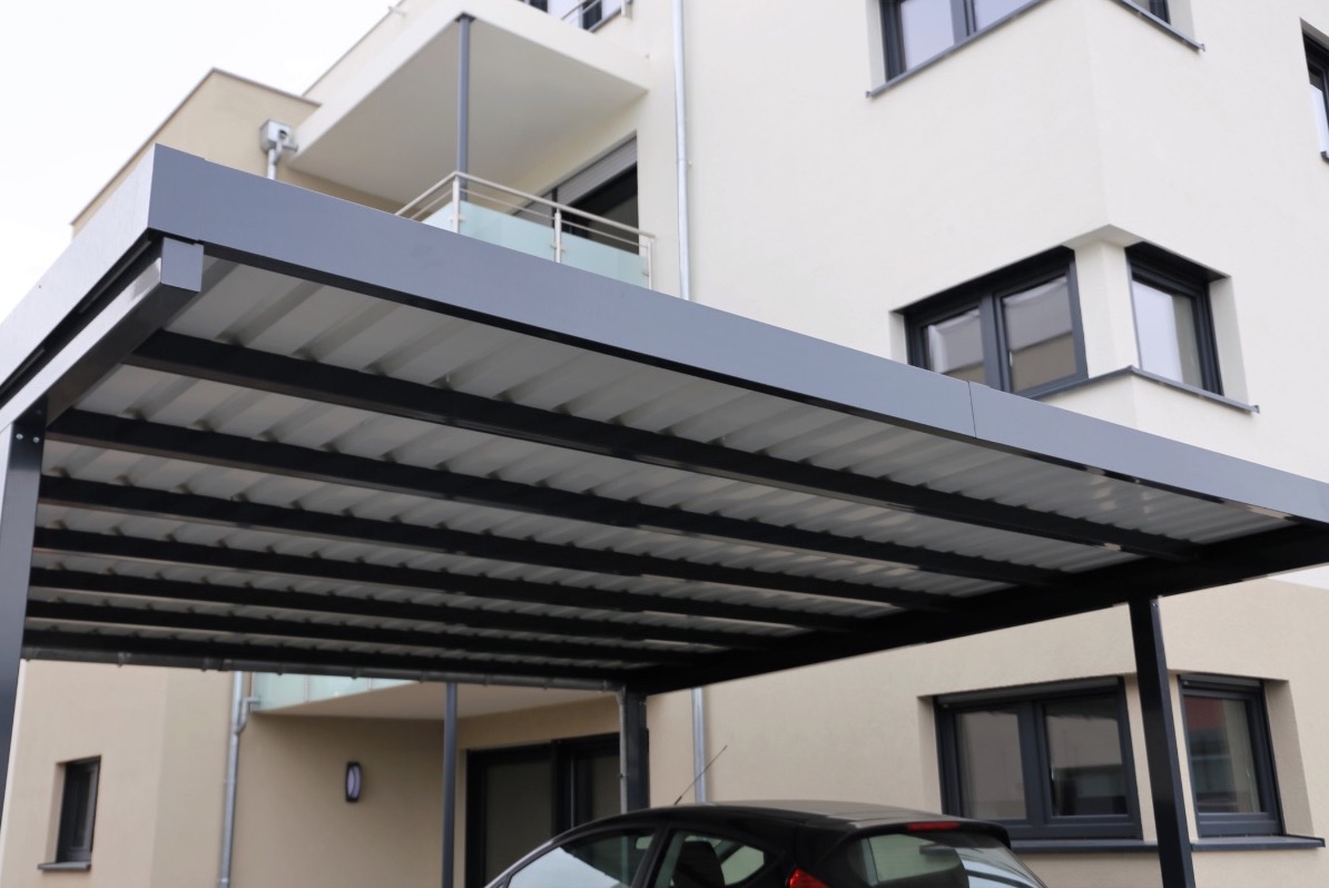 Carport en aluminium à l'extérieur d'un immeuble