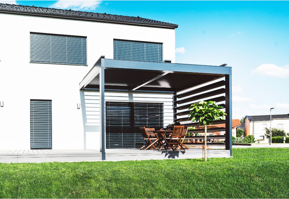 pergola-bioclimatique-stores maison moderne avec une pergola bioclimatique qui est accessoirisée avec des stores