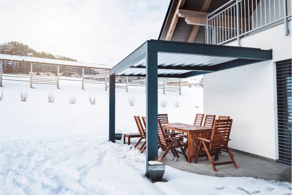 Pergola durant la période hivernale avec de la neige