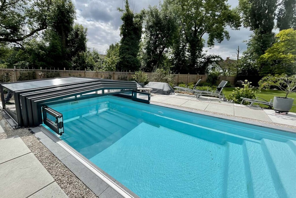 Abri de piscine bas amovible avec vue sur le jardin