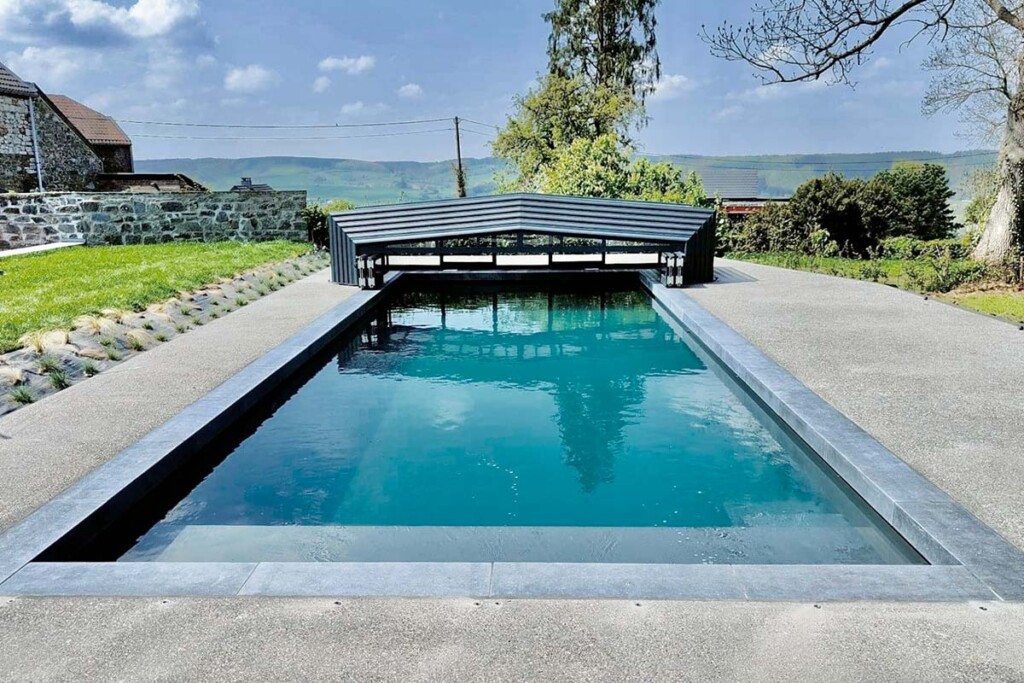 Abri de piscine bas amovible avec vue sur le jardin