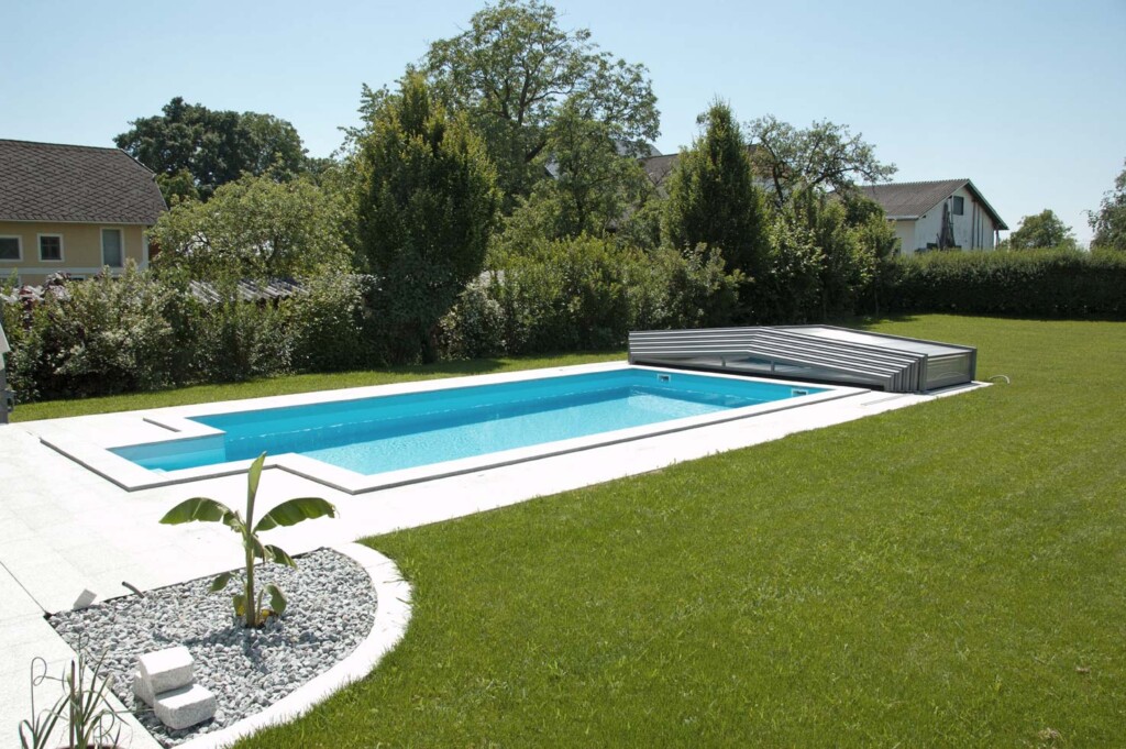 Abri de piscine bas amovible avec vue sur le jardin
