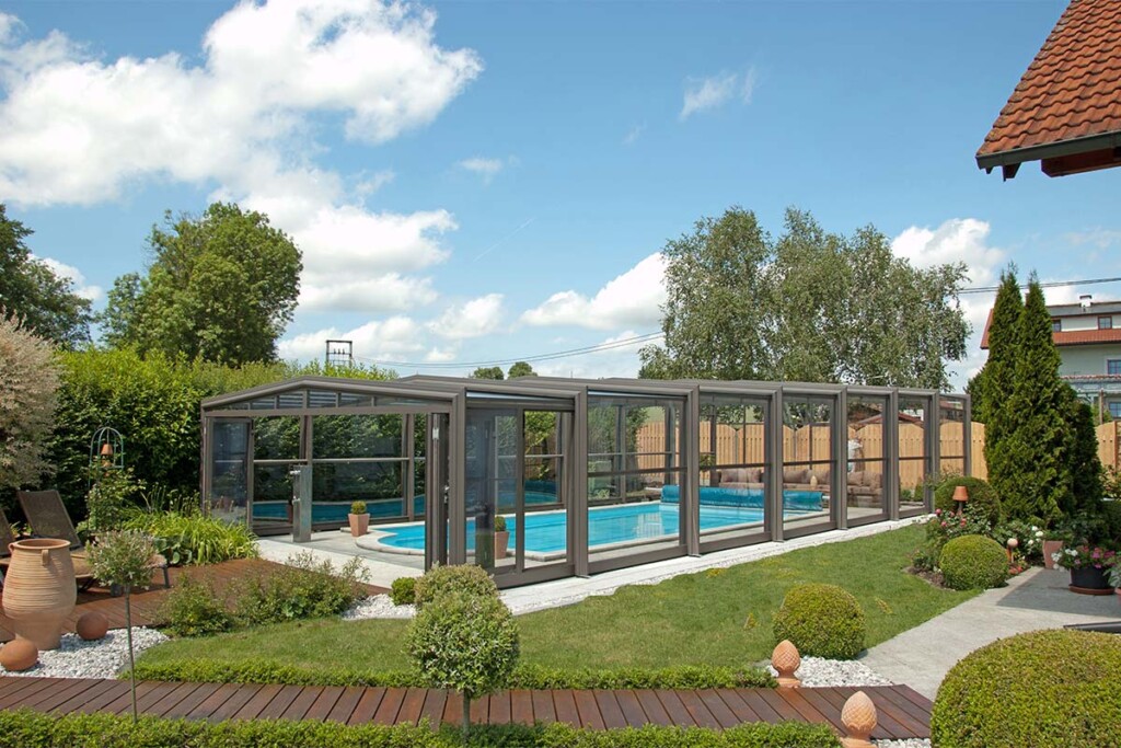 Abri de piscine haut avec vue sur le jardin