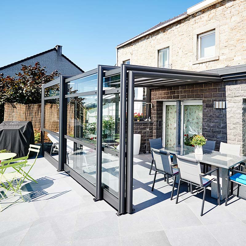 Abri de terrasse rétractable avec table, chaises et grande terrasse