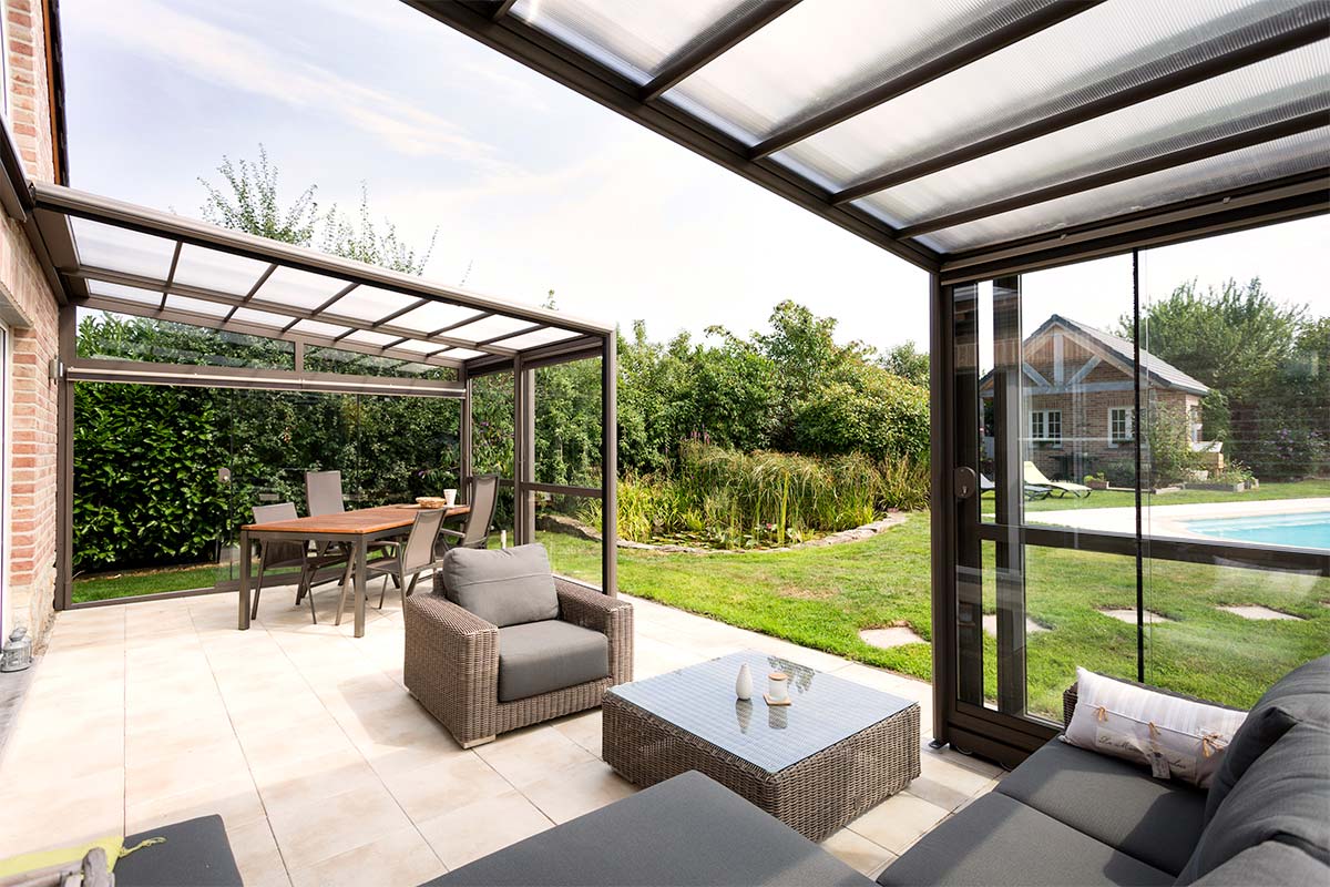 Abri de terrasse rétractable avec vue sur le jardin et la piscine