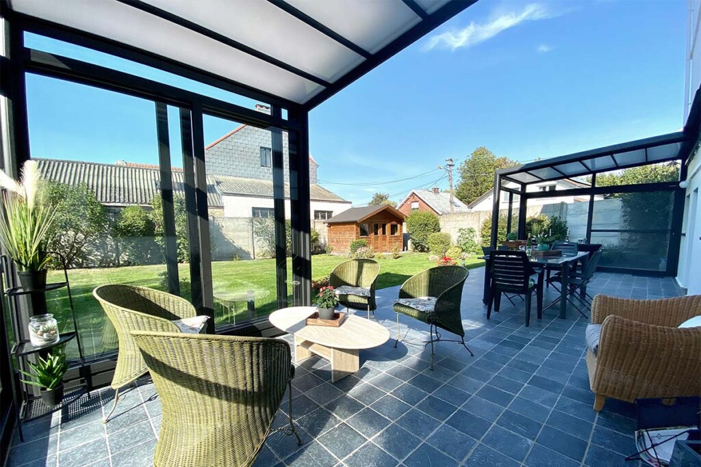 Abri de terrasse rétractable avec vue sur le jardin, chaises et tables