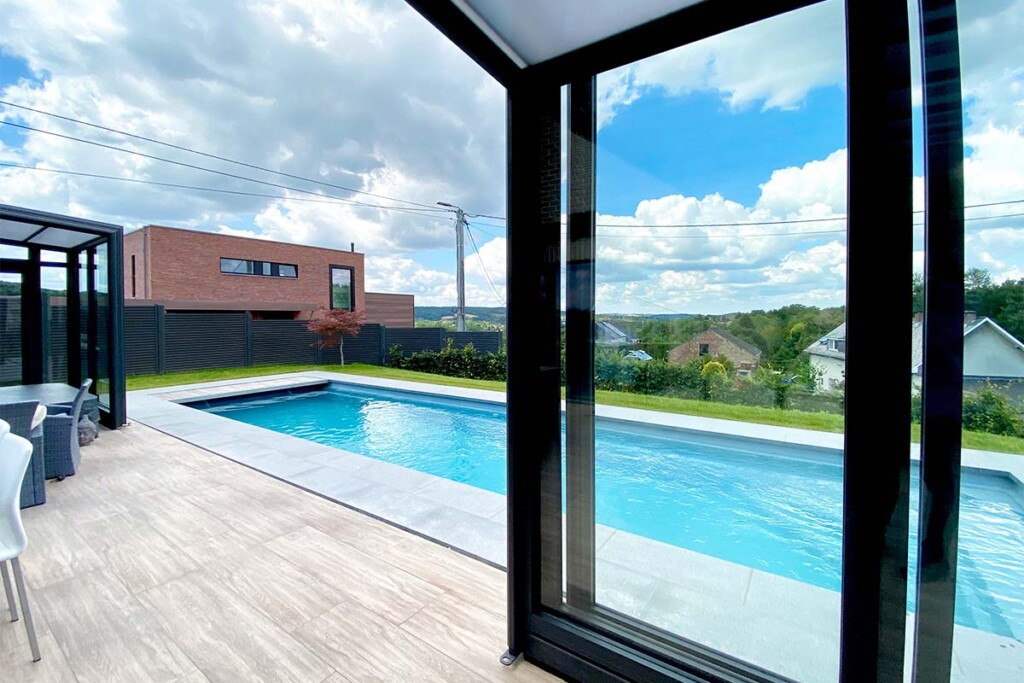 Abri de terrasse rétractable à côté d'une piscine