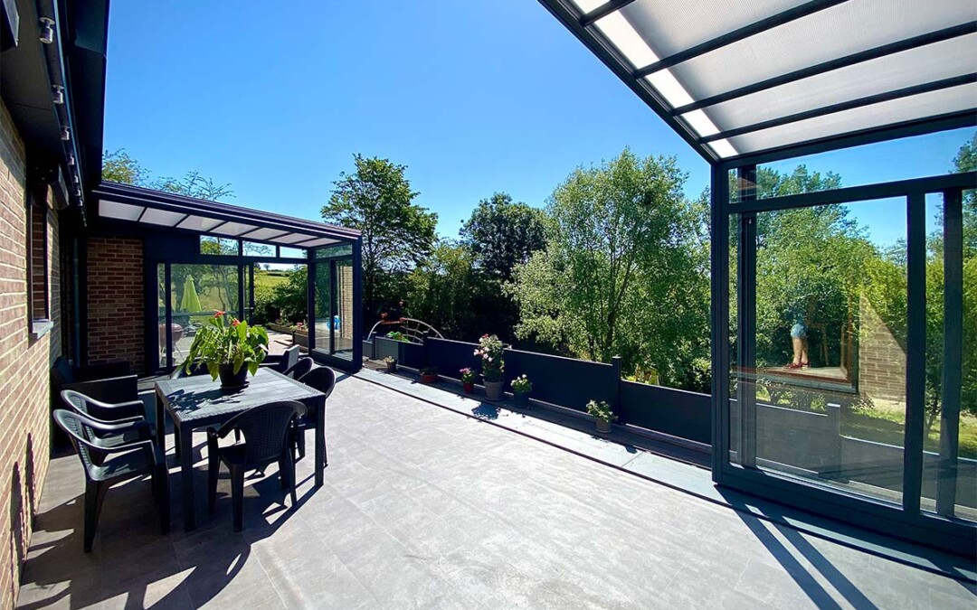 Abri de terrasse rétractable avec grande terrasse et vue sur des arbres