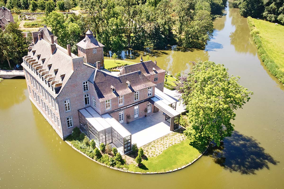 Vue d'en haut du Château de Bayard avec son abri de terrasse professionnel VERANDAIR