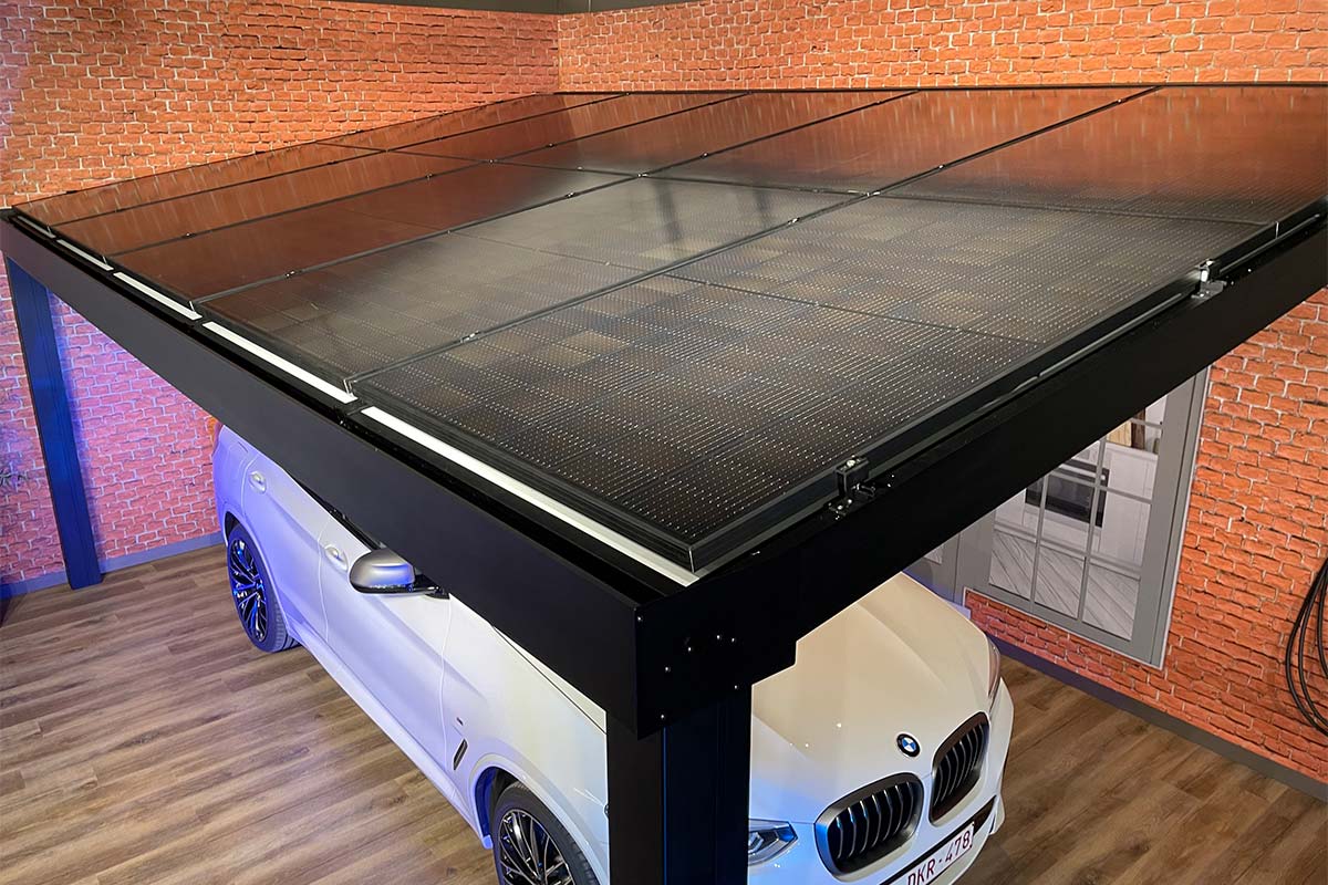 Carport aluminium solaire avec panneaux photovoltaïques sur le toit qui protège une voiture blanche électrique dans un showroom Verandair