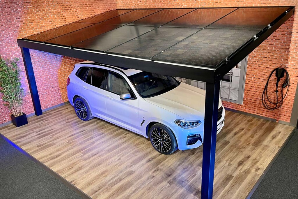 Carport aluminium solaire avec panneaux photovoltaïques sur le toit qui protège une voiture blanche électrique dans un showroom Verandair